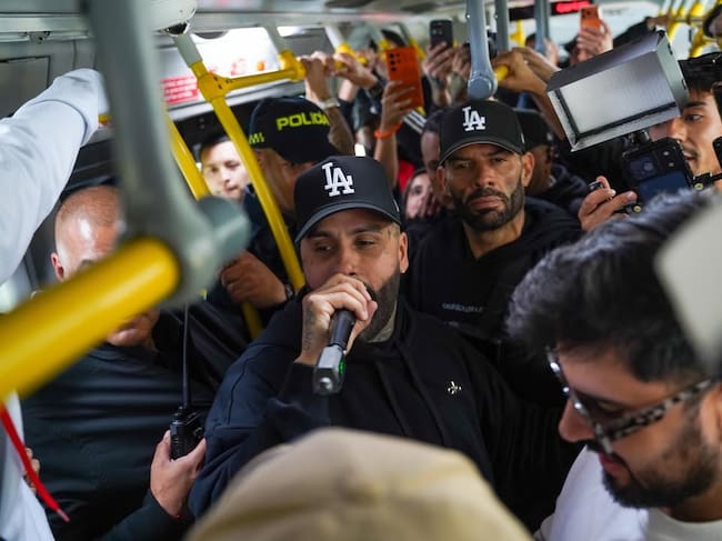 Nicky Jam se subió a TransMilenio. Foto: TransMilenio.