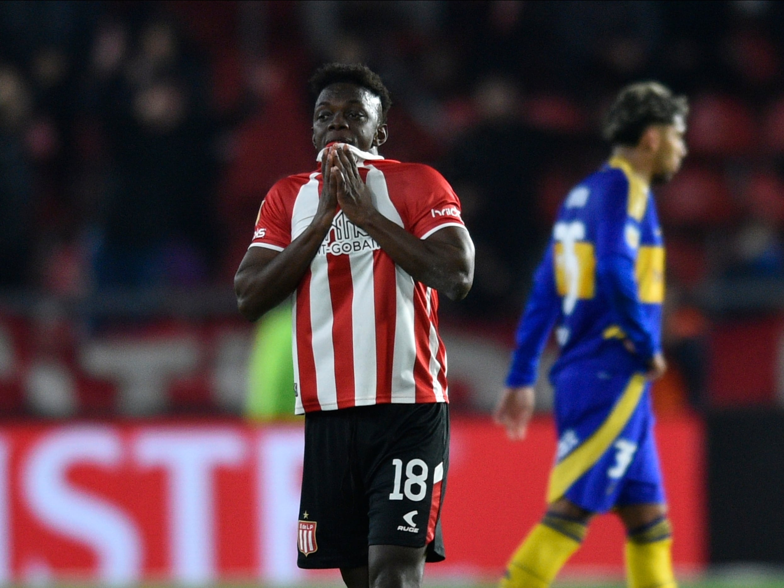 Edwuin Cetré enfrentando a Boca Junior con Estudiantes. (Photo by Gustavo Garello/Getty Images)