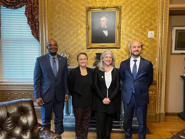 Embajador de Colombia en EE.UU., Luis Gilberto Murillo; directora de economía internacional de NSC, Nora Todd; minVivienda Catalina Velasco y asistente especial del gobierno Biden, Juan González. (Foto: Twitter @ColombiaEmbUSA)