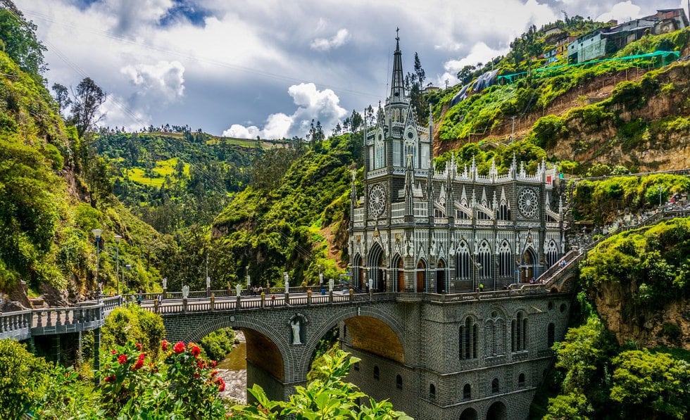 Santuario Nacional de Las Lajas: esta iglesia está ubicada en el departamento de Nariño. 