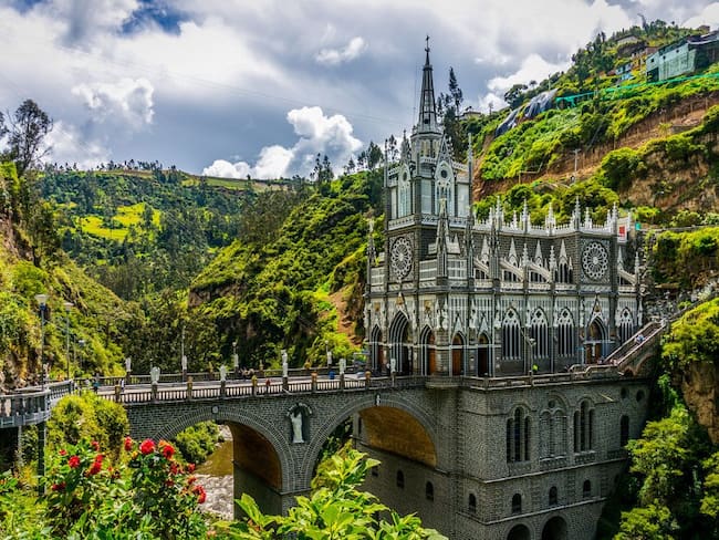 Santuario Nacional de Las Lajas: esta iglesia está ubicada en el departamento de Nariño. 