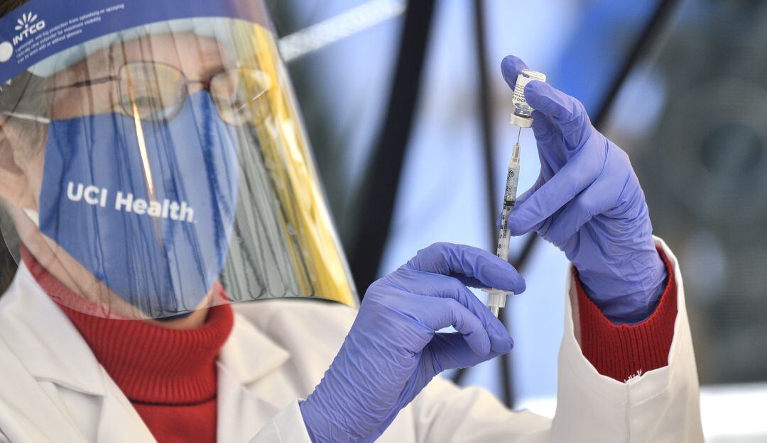 Médicos aplicando dosis de la vacuna contra el coronavirus de Pfizer y Biontech en Estados Unidos.