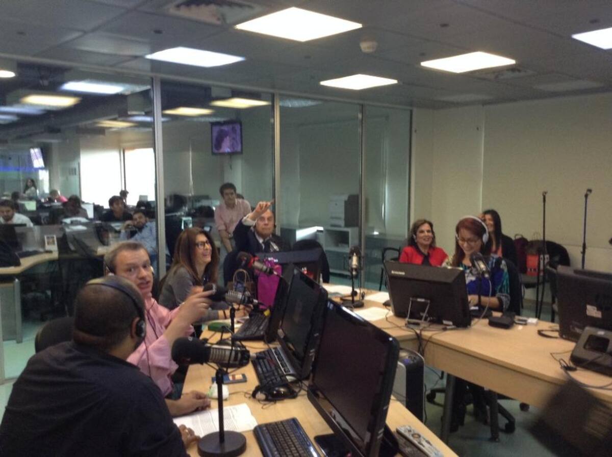 En un ambiente de nostalgia el equipo de Caracol se une para decir una vez más #GraciasPelaez.