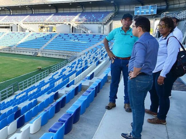 Alcalde Rafael Martínez, inspeccionando obras del nuevo estadio de fútbol de Santa Marta. /FOTO ALCALDÍA