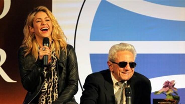 Shakira promueve las historias de amor y ficción escritas por su padre