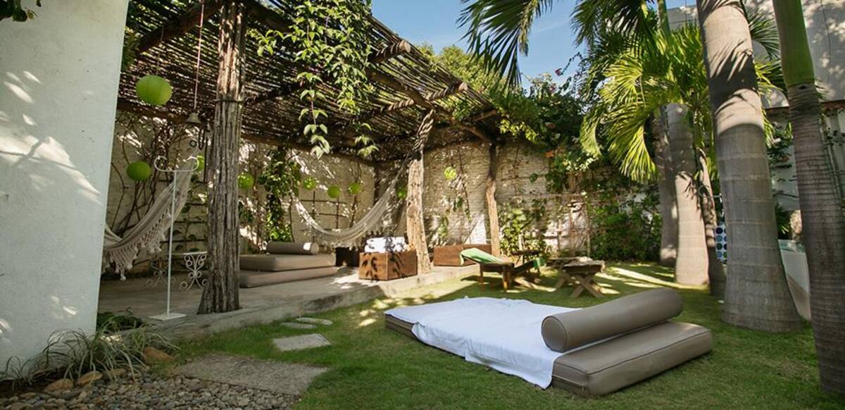 Levantarse en la mañana en un buen día soleado en el Hotel Boutique Casa Rosalía, en Valledupar, le levanta el ánimo al más triste, con esa luz brillante, viva, y ese desayuno con arepa típica vallenata preparada a la usanza de la dueña de la casa, horneadas sobre hojas del mango del patio, no deja espacio para las tristezas.