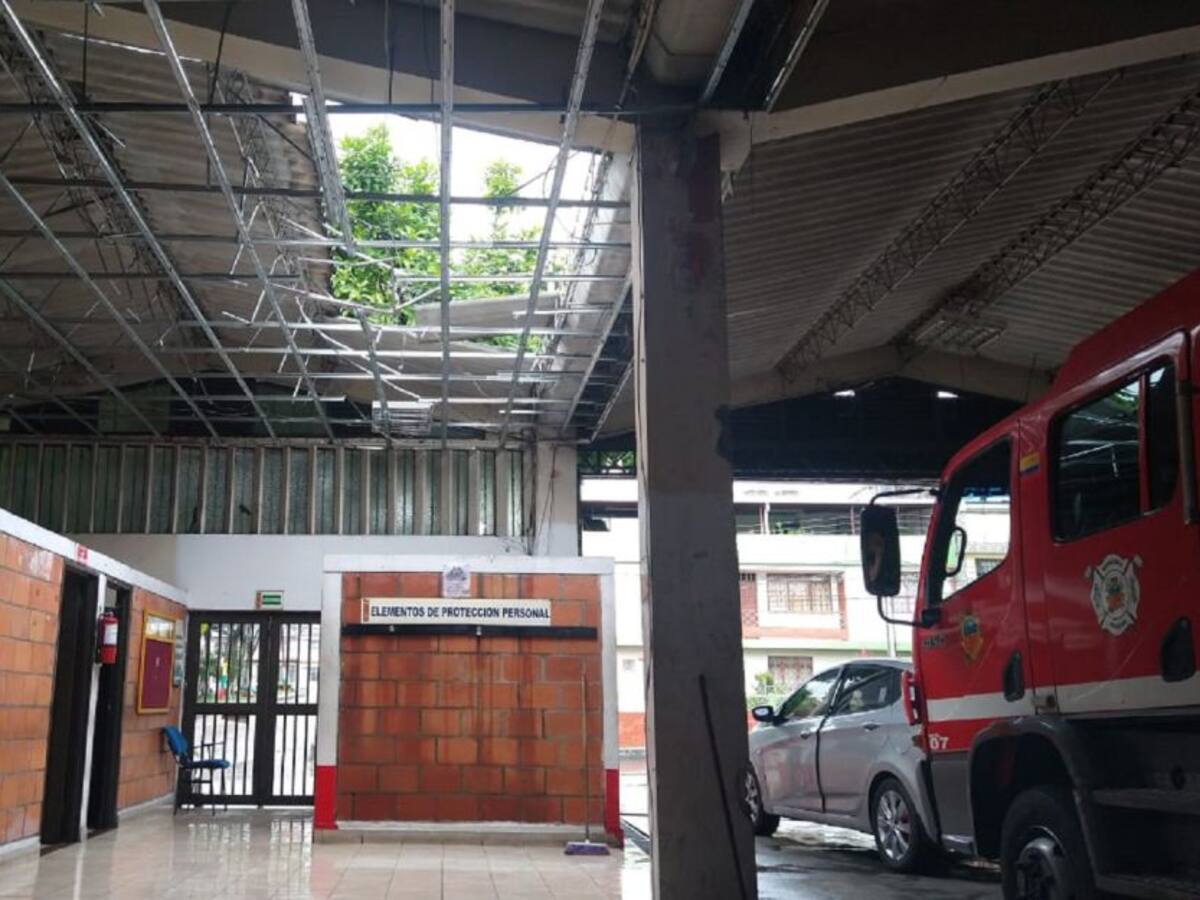 Colapsó el techo de la estaciónde bomberos de la 60 en Ibagué