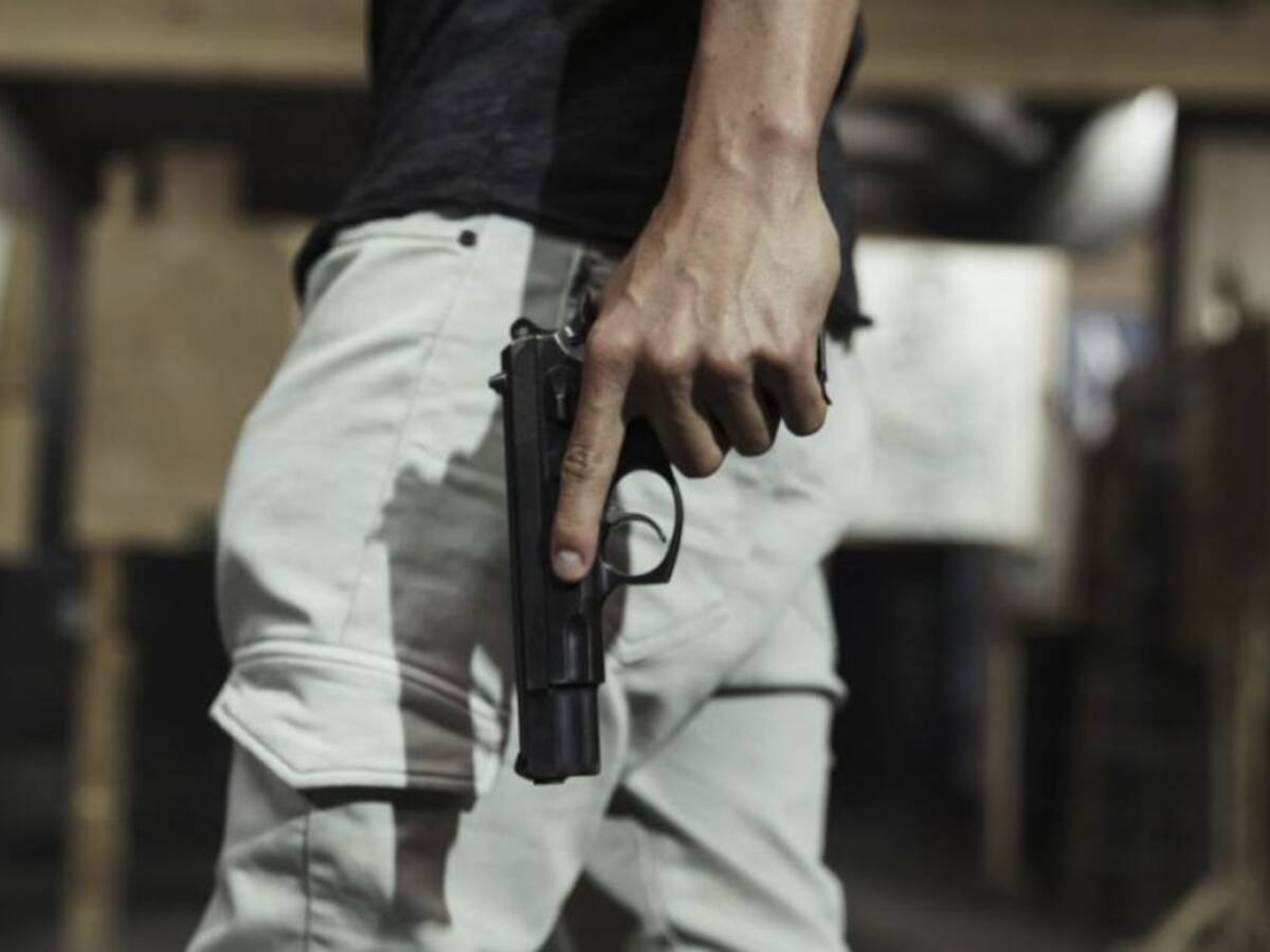 Hombre fue amenazado en Medellín por despedirse de abrazo con un amigo