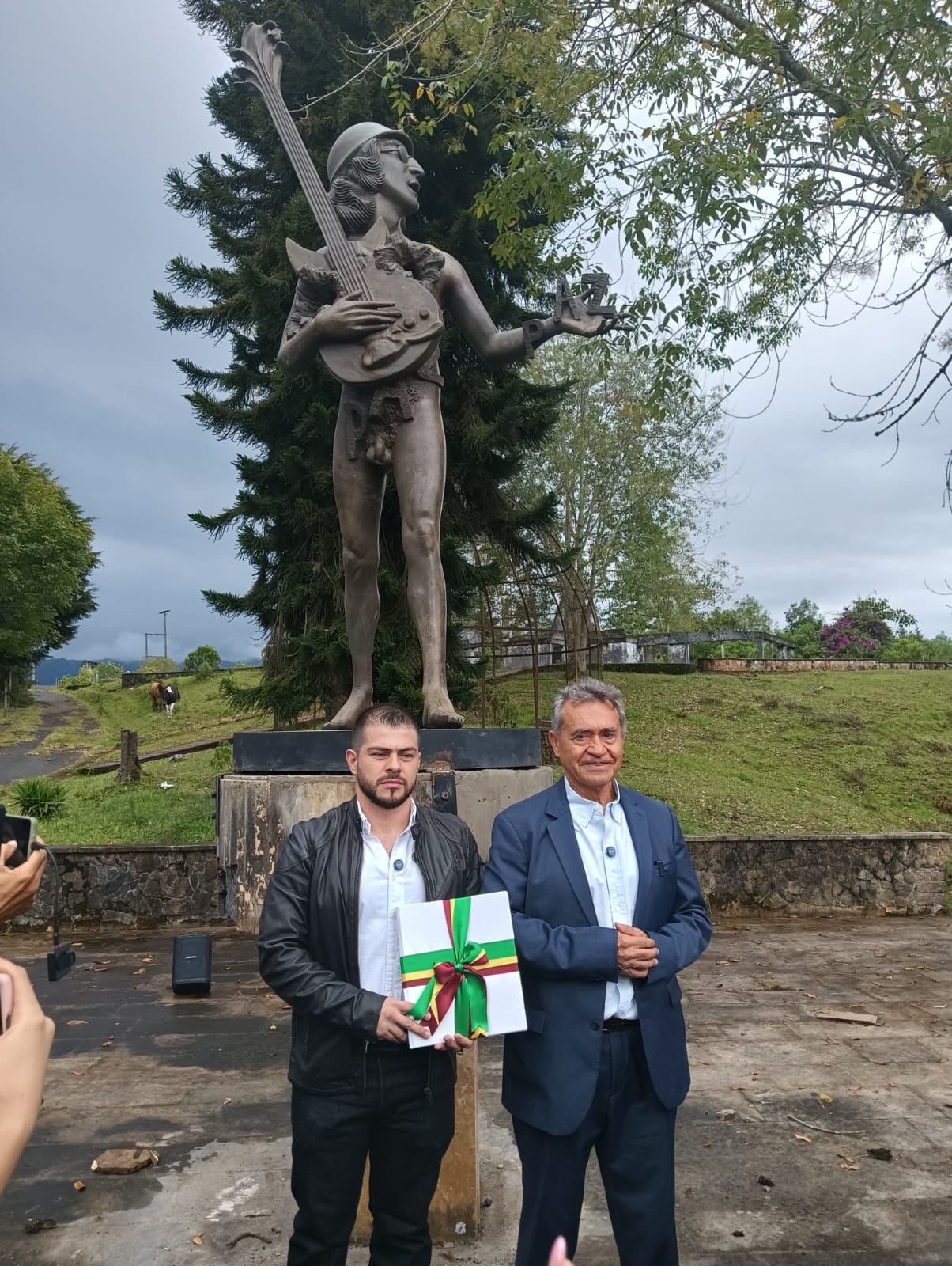 Felipe Robledo secretario de cultura del Quindío recibó la donación de la estatua de Lennon de manos del exnarco Carlos Lehder. Foto: Adrián Trejos