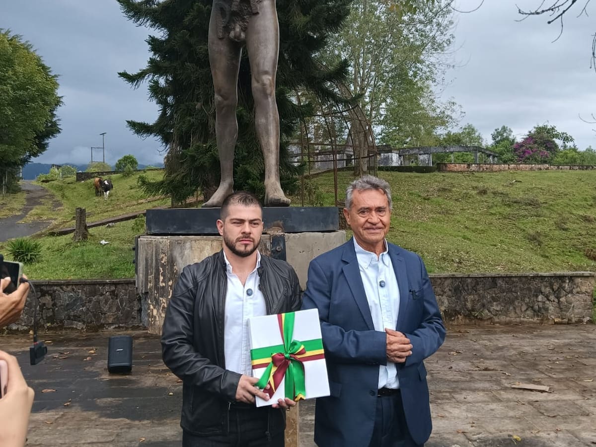 Polémica: Academia de Historia del Quindío rechaza donación de estatua de John Lennon