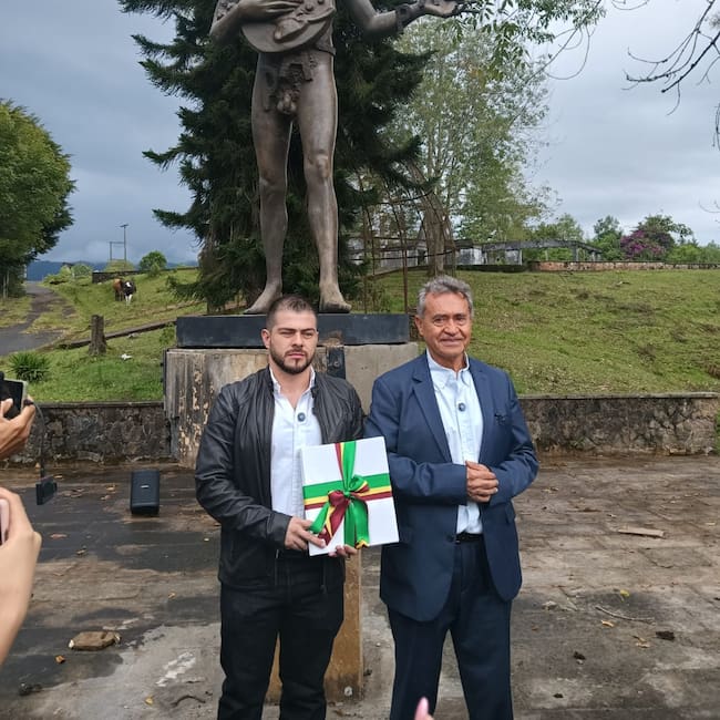 Felipe Robledo secretario de cultura del Quindío recibó la donación de la estatua de Lennon de manos del exnarco Carlos Lehder. Foto: Adrián Trejos