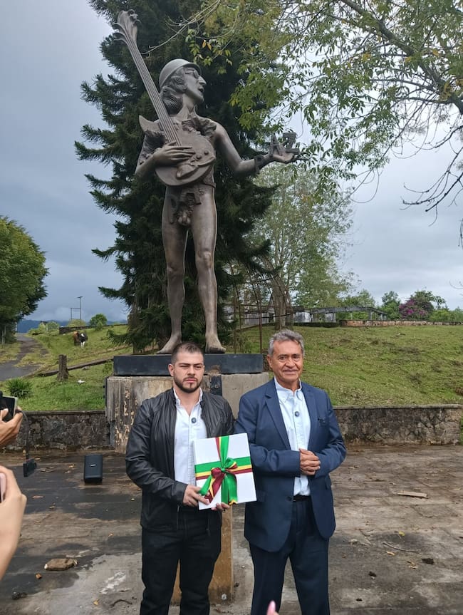 Felipe Robledo secretario de cultura del Quindío recibó la donación de la estatua de Lennon de manos del exnarco Carlos Lehder. Foto: Adrián Trejos
