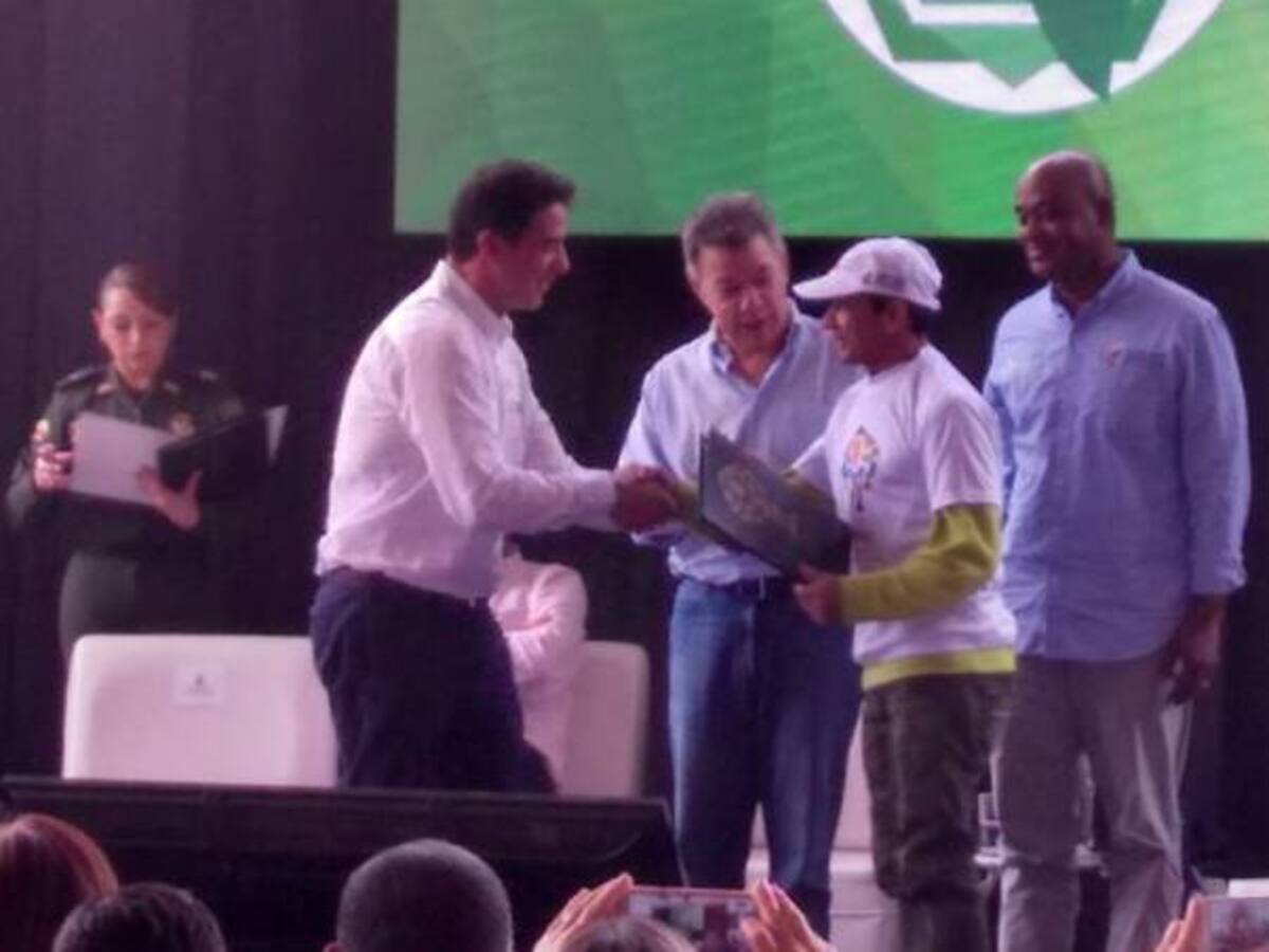 Santos prefiere a Farc haciendo política y no poniendo bombas