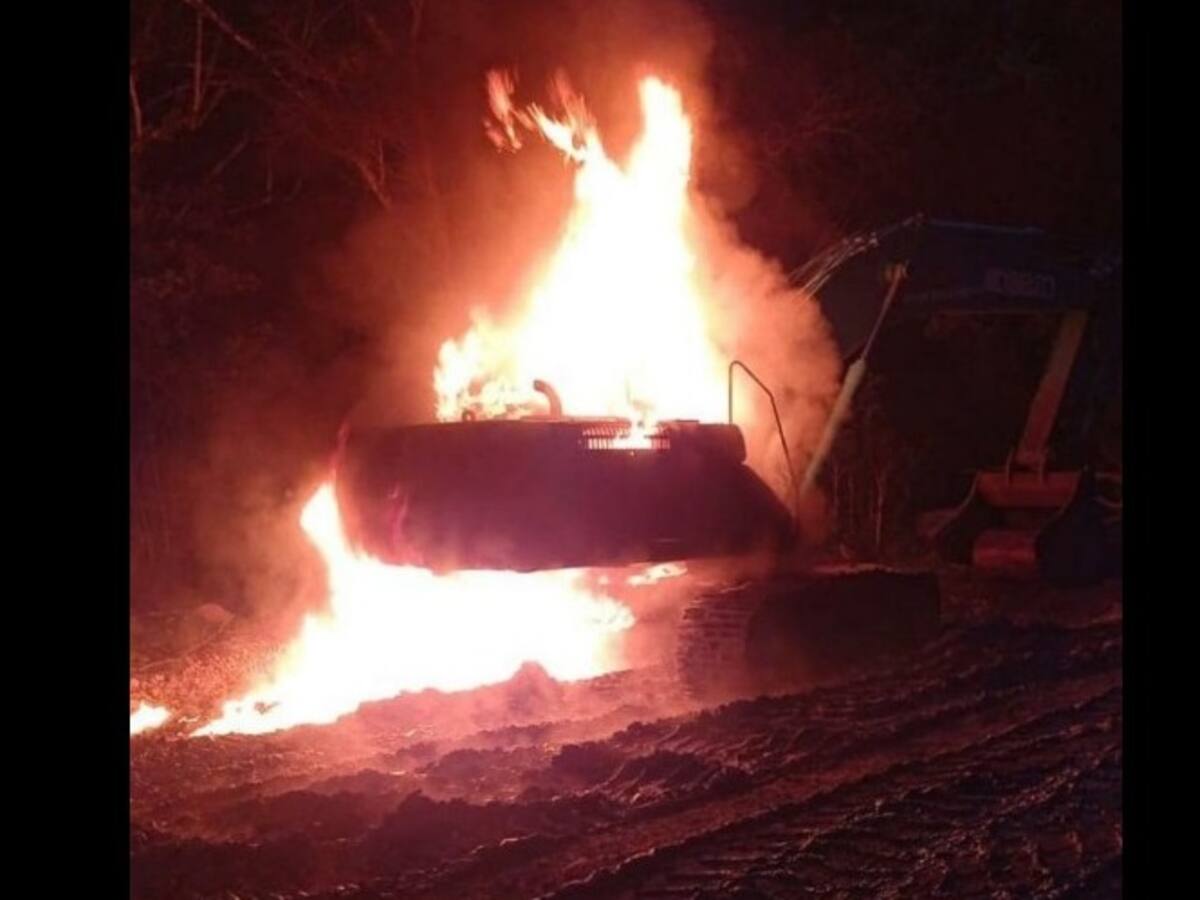 Incineraron maquinaria amarilla utilizada en la construcción de la variante en Rosas