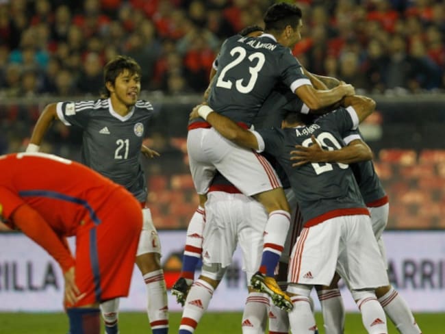 Paraguay sorprende a Chile en Santiago y revive en la Eliminatoria