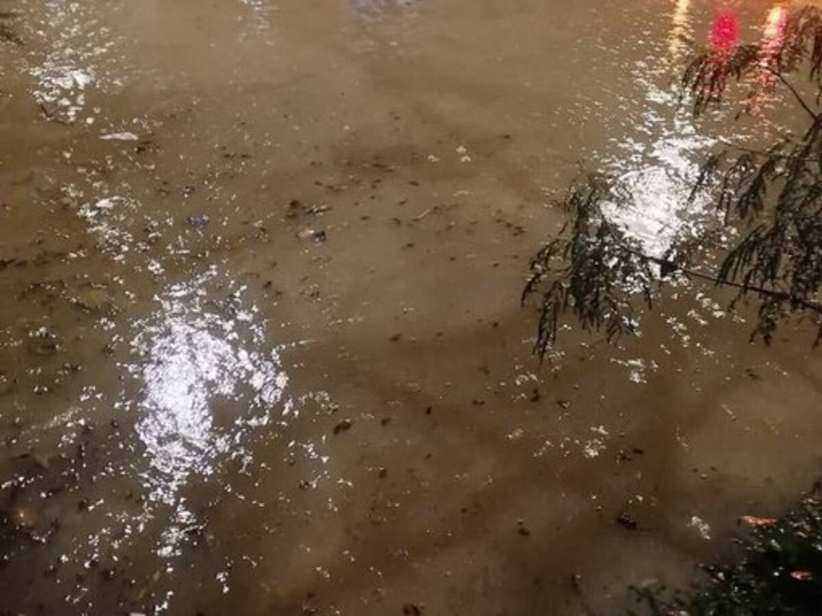 Emergencias en Itagüí: Un muerto, vías inundadas, carros arrastrados y deslizamientos de tierra