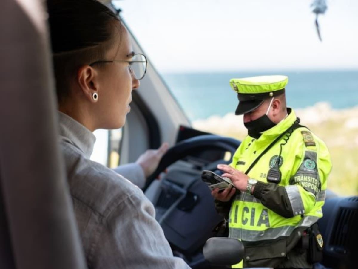 Infracción y valor de multa por no llevar gafas al conducir: Supera 10 SMLV y aplica en este caso