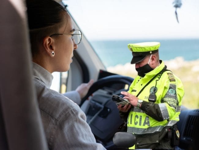 Infracción y valor de multa por no llevar gafas al conducir: Supera 10 SMLV y aplica en este caso