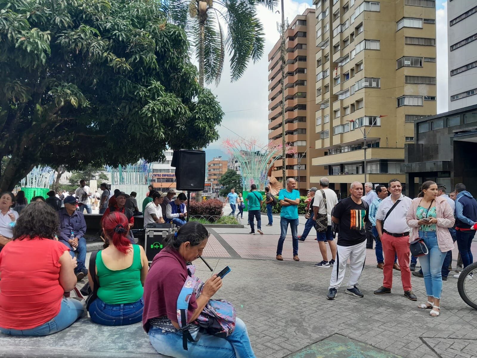 Docentes protestan por falta de pagos de salario y prima