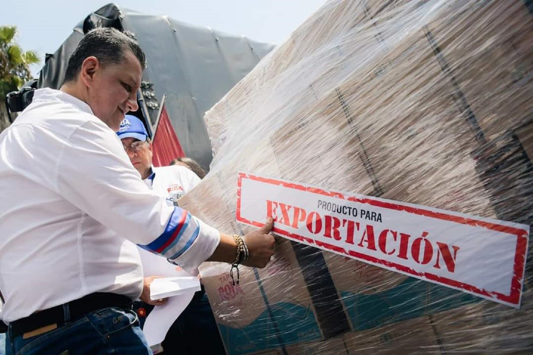 Aguardiente Tapa Roja conquista Europa