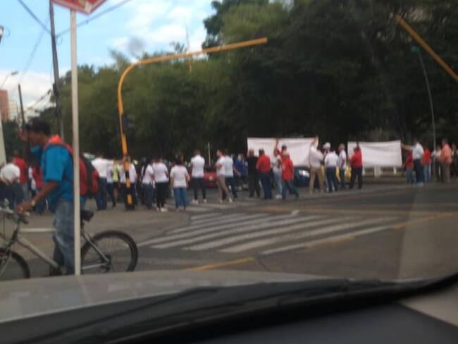 Los habitantes del barrio El Peñón protestan por cobro de parqueo