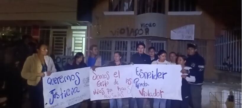 La familia del menor de 14 años protestó frente a la casa del supuesto abusador. Foto | Captura de pantalla