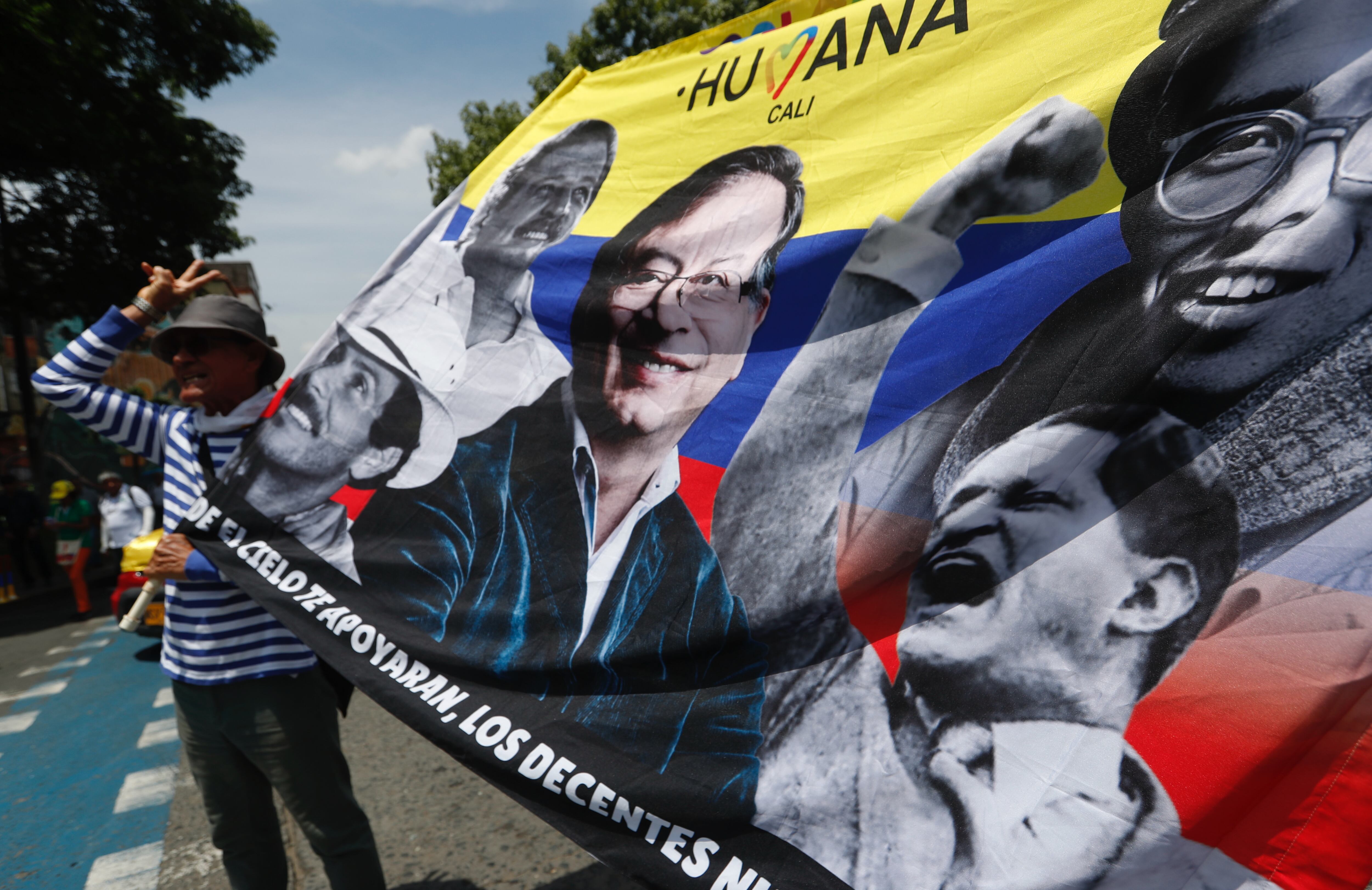 AME5807. CALI (COLOMBIA), 09/04/2024.- Seguidores del presidente colombiano Gustavo Petro participan en una marcha, convocada por sindicatos de trabajadores, que busca dar apoyo a las reformas planteadas por el Gobierno este lunes, en Cali (Colombia). EFE/ Ernesto Guzmán