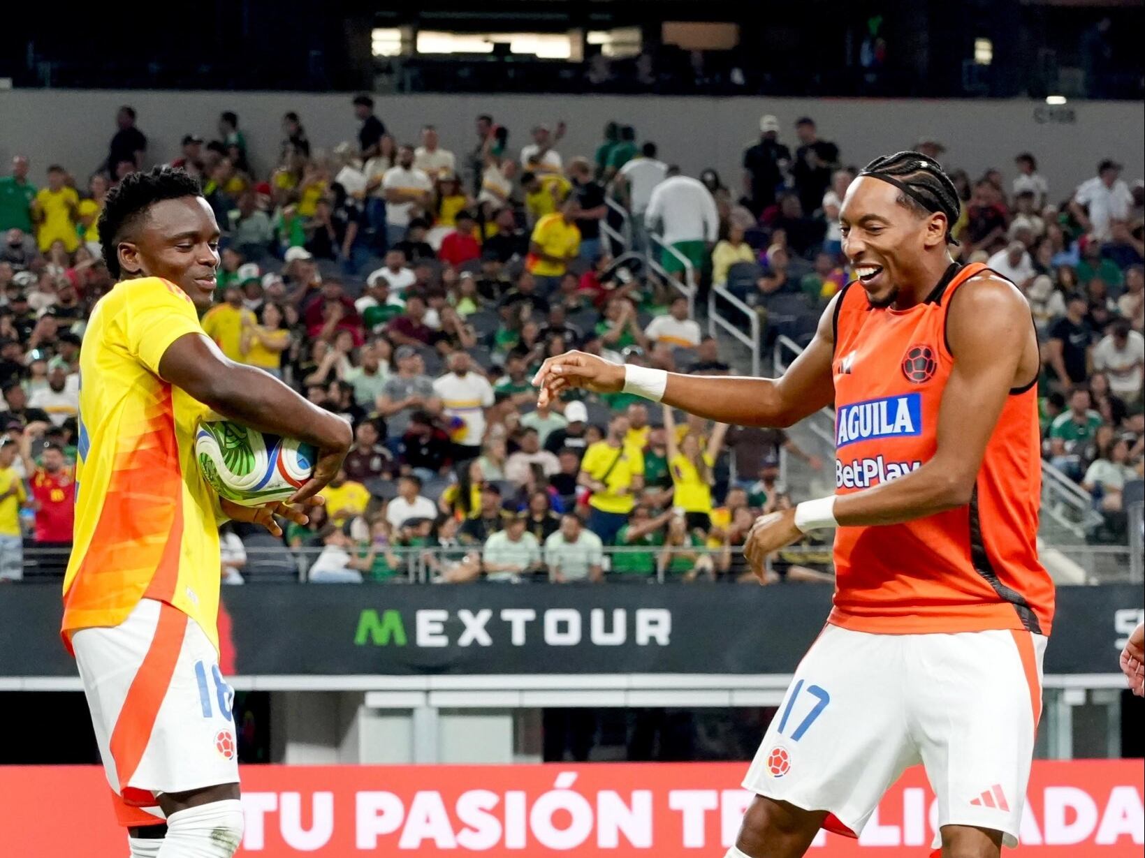 Johan Carbonero celebra su gol ante México / Twitter: @FCFseleccioncol