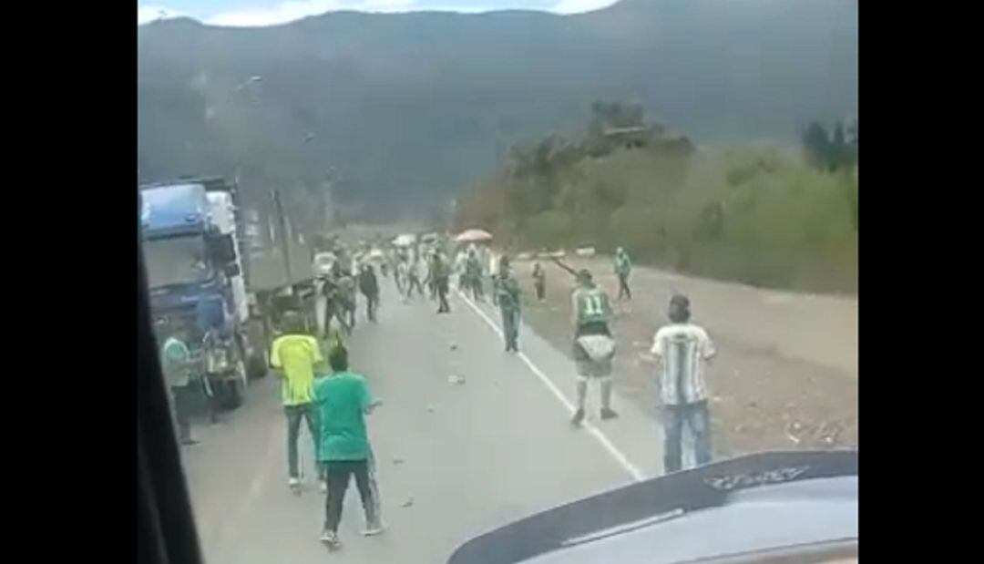 Riña entre barristas en la vía entre Chía y Cota
