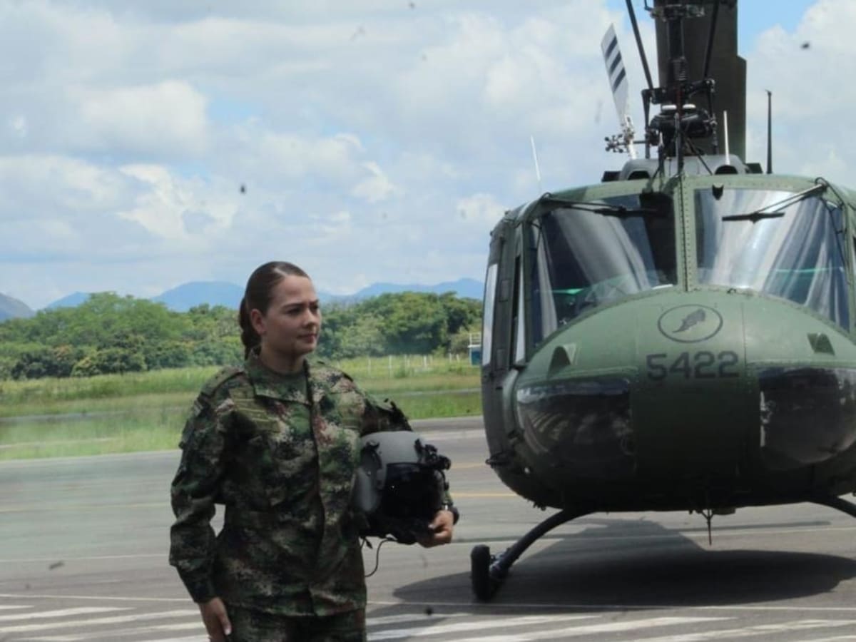 Teniente hace historia como la primera mujer piloto al mando de un Huey II en el Ejército Nacional