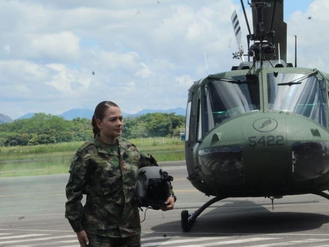 Primera mujer en comandar un Huey en el Ejército.
