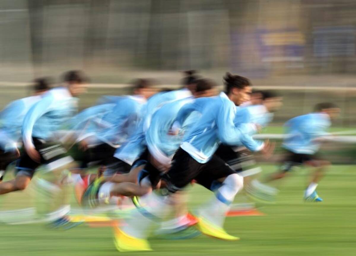 Los jugadores de la selección uruguaya participan en un entrenamiento de su equipo, como parte de la próxima fecha de las eliminatorias sudamericanas para el Mundial de Brasil 2014 en Montevideo