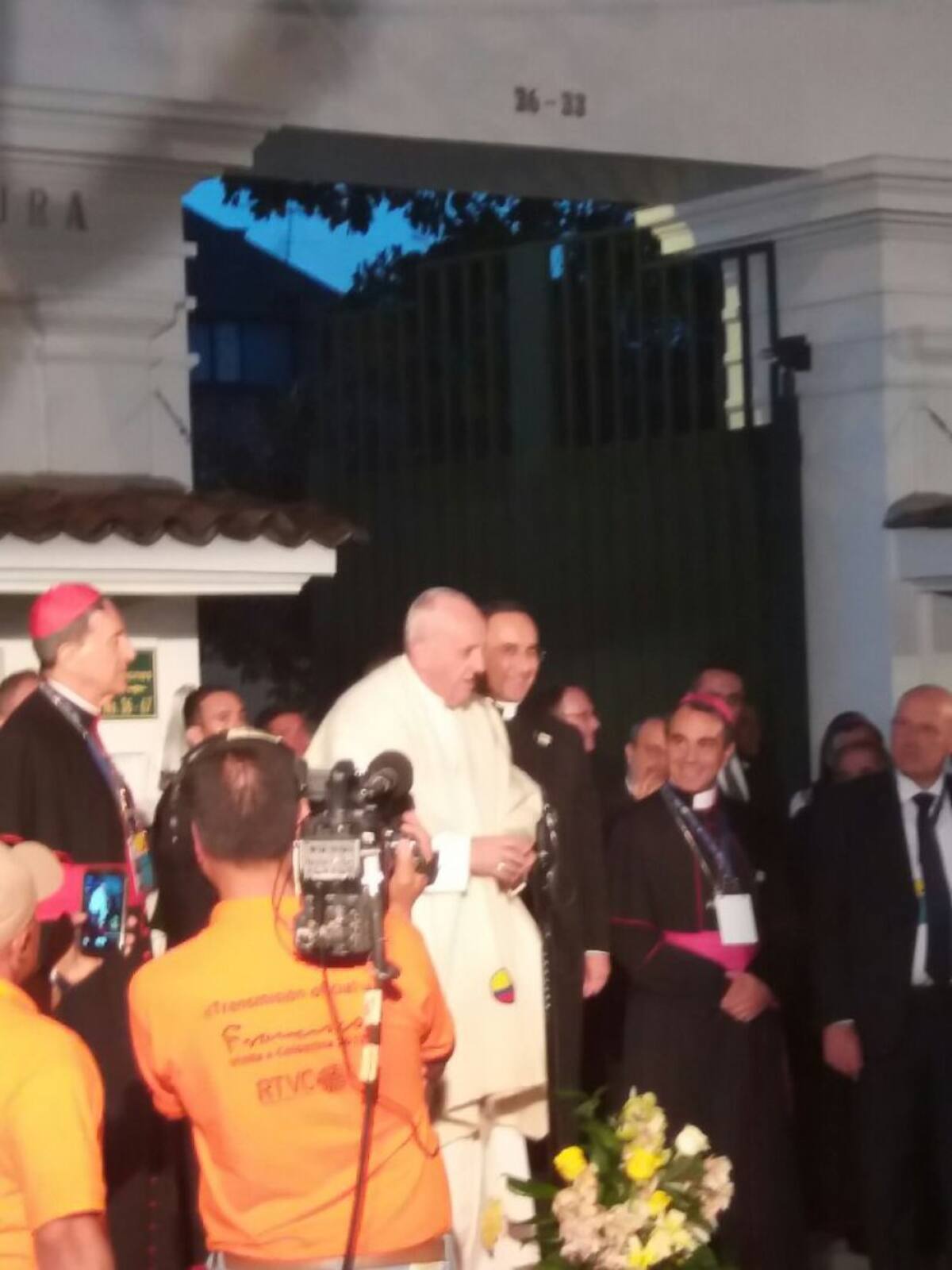 El niño Bryan Fernández se encargó de ponerle la ruana al sumo Pontifice en el acto de Bienvenida de los jóvenes en la Nunciatura Apostólica de Bogotá.