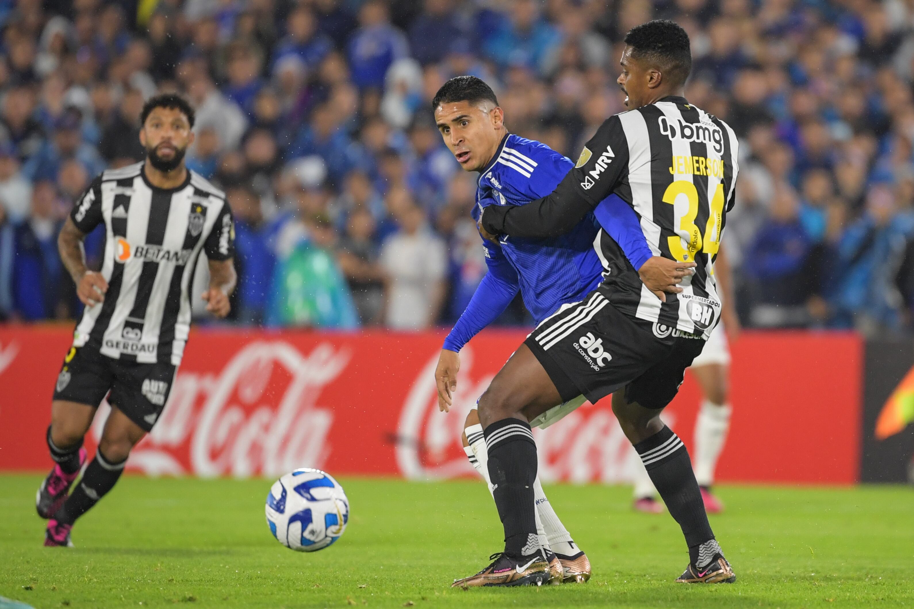Daniel  Cataño portege el balón ante la marca de Jemerson. (Photo by Daniel Munoz/VIEWpress)