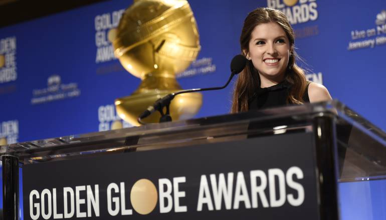 Anna Kendrick presentando la candidaturas para los Globos de Oro 2017.