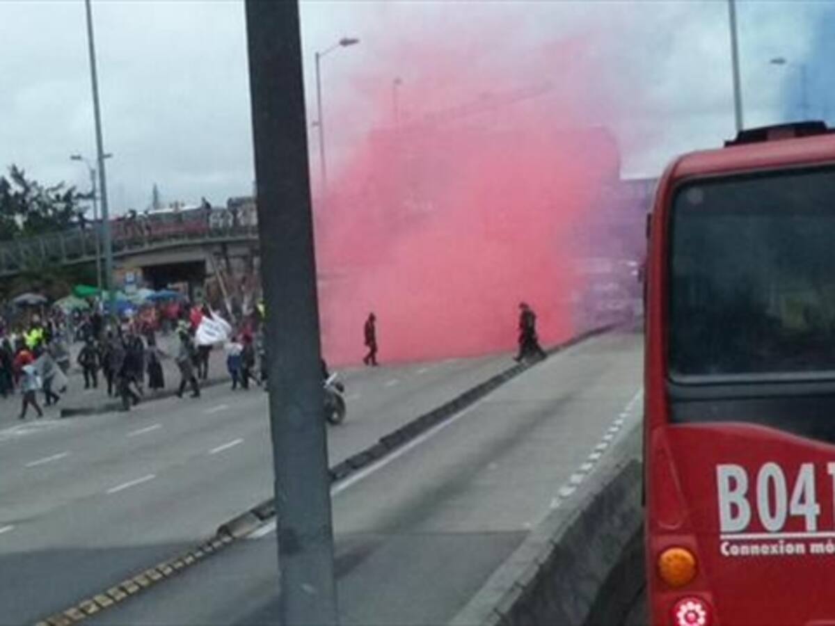 Vendedores ambulantes bloquean la Carrera 30 con Calle 26