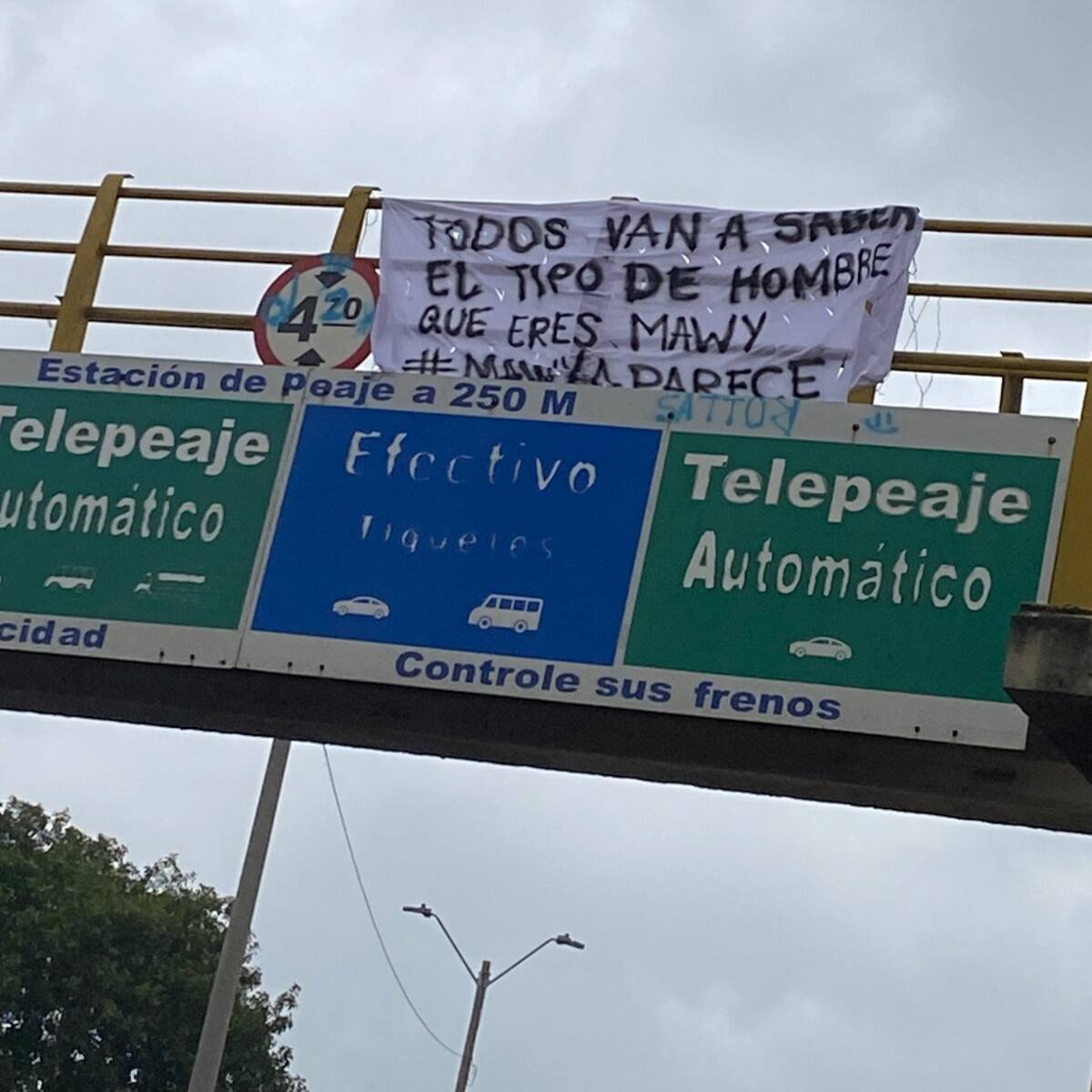 ¡Mawy te buscan! La extraña pancarta anónima que colgaron en puentes de Cartagena