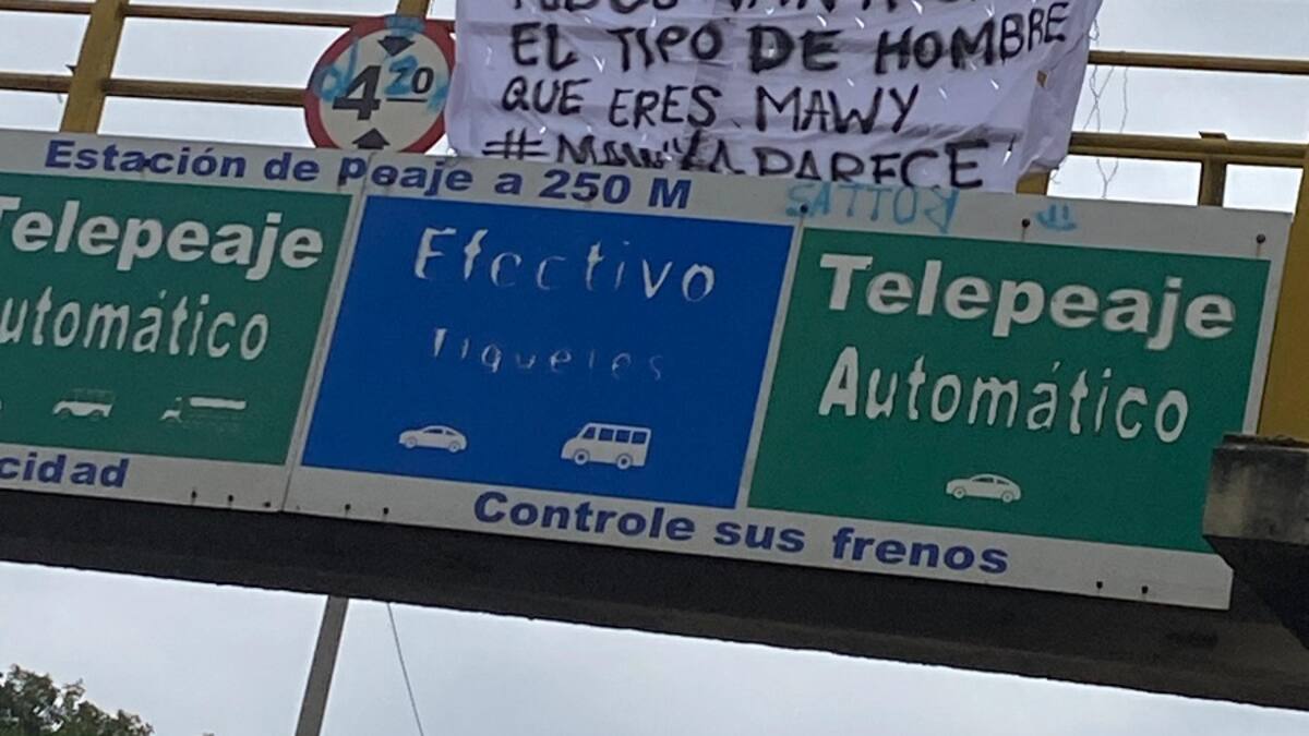 ¡Mawy te buscan! La extraña pancarta anónima que colgaron en puentes de Cartagena