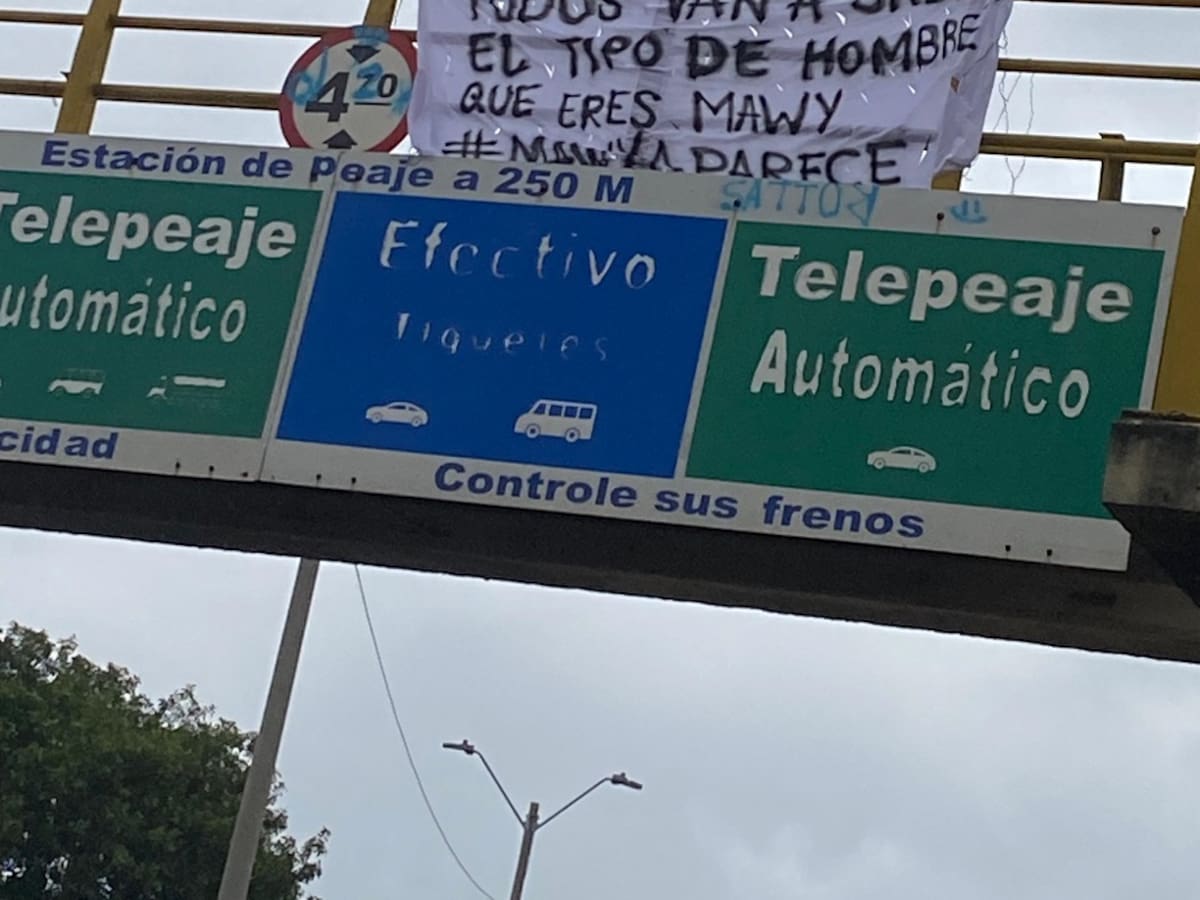 ¡Mawy te buscan! La extraña pancarta anónima que colgaron en puentes de Cartagena