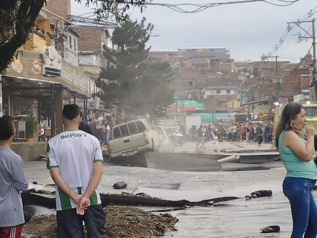 Inundaciones por fuga en acueducto en Santa Cruz, norte de Medellín. Foto: Denuncias Antioquia