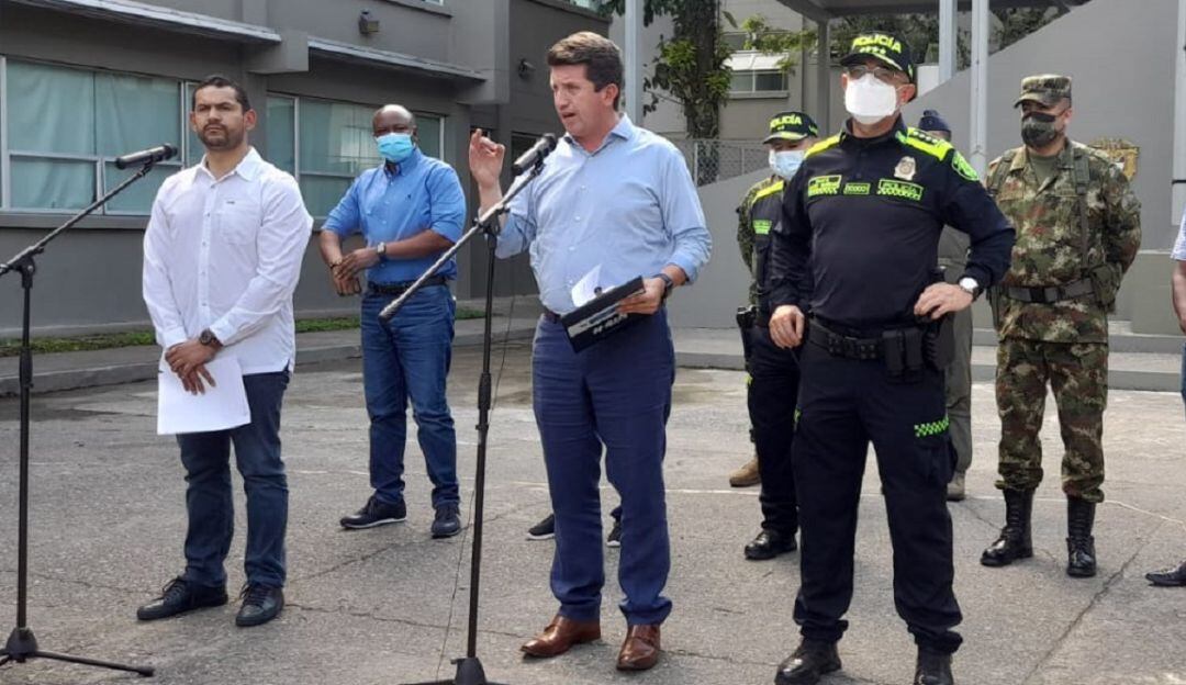 Ministro del Interior, Daniel Palacios (Izquierda), ministro de Defensa, Diego Molano (centro) y el director de la Policía, general Jorge Luis Vargas (derecha).