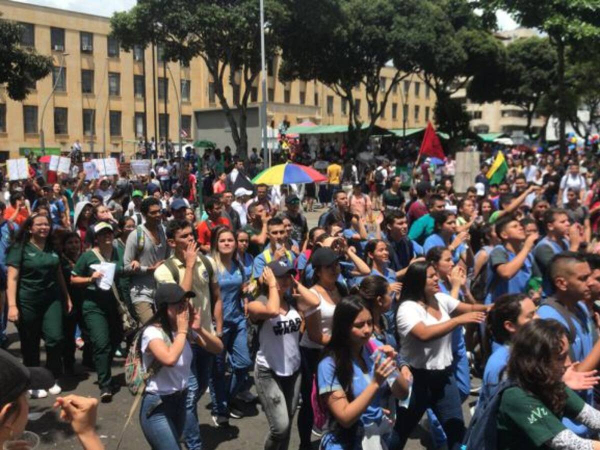 Estudiantes de la Uis marchan antes de entrar a paro