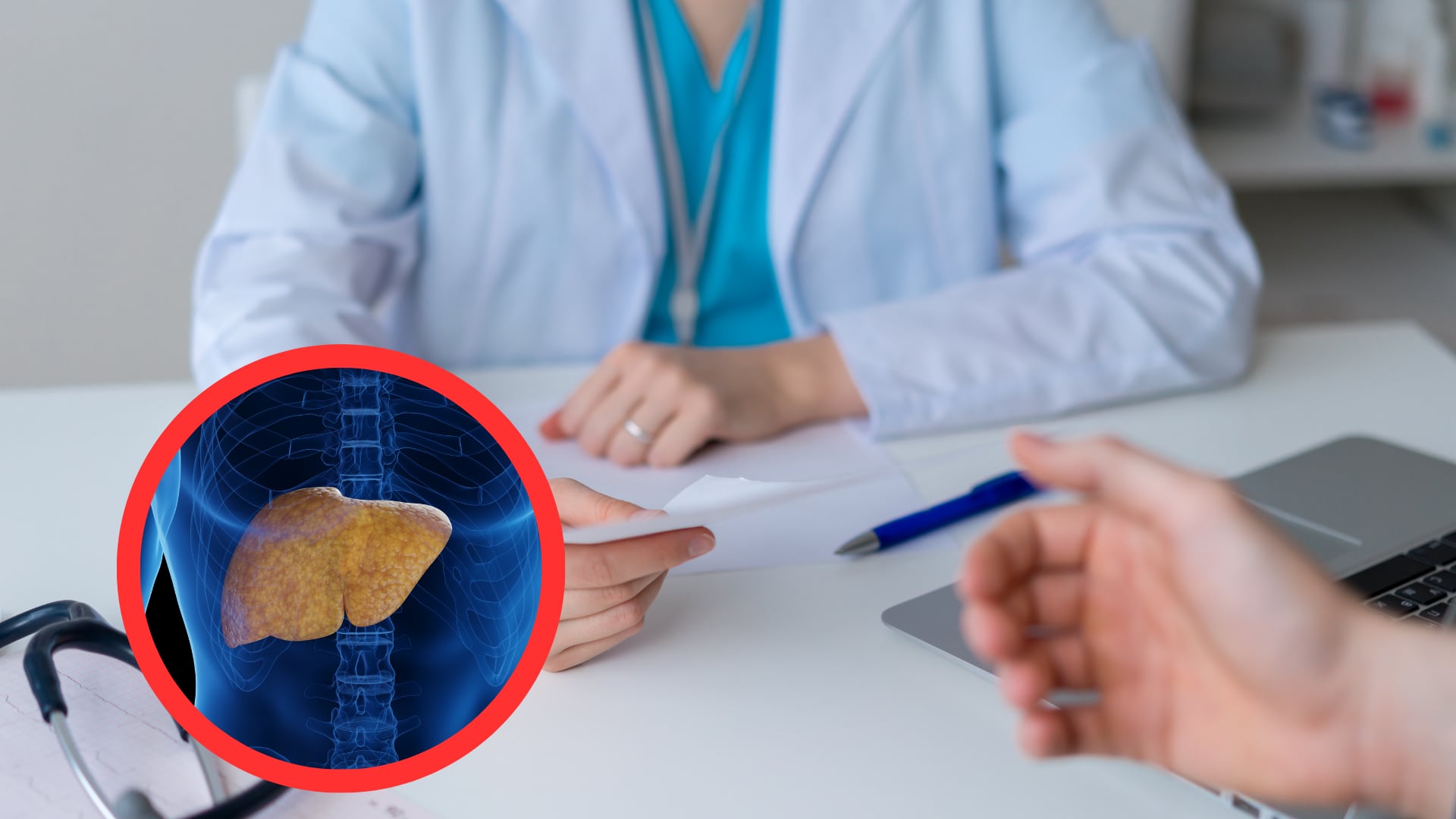 Doctor atendiendo a paciente y simulación de hígado (Getty Images)