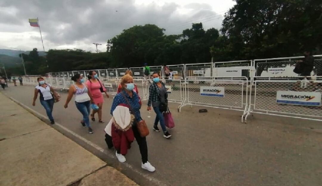 Migrantes ingresando a Colombia