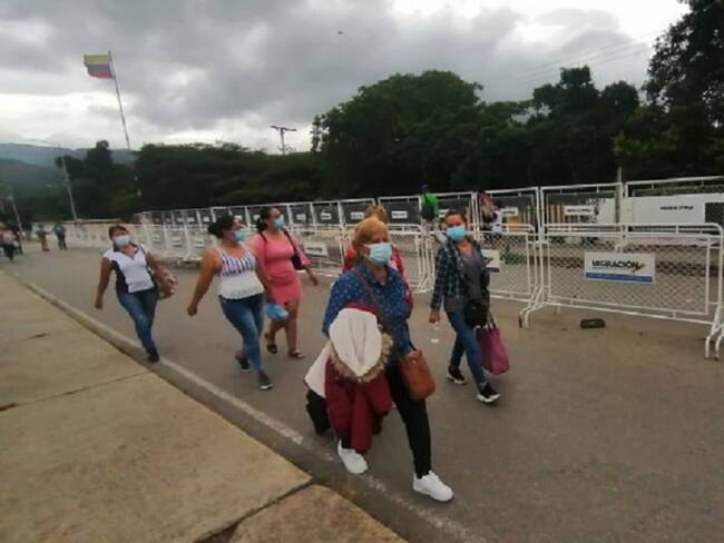 Migrantes ingresando a Colombia