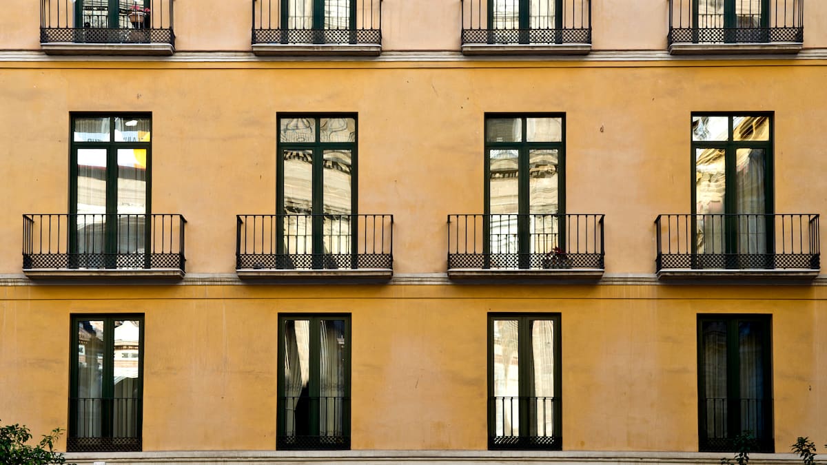 ¿Qué dice la Ley de Propiedad Horizontal sobre los balcones? Mallas, reparación y más