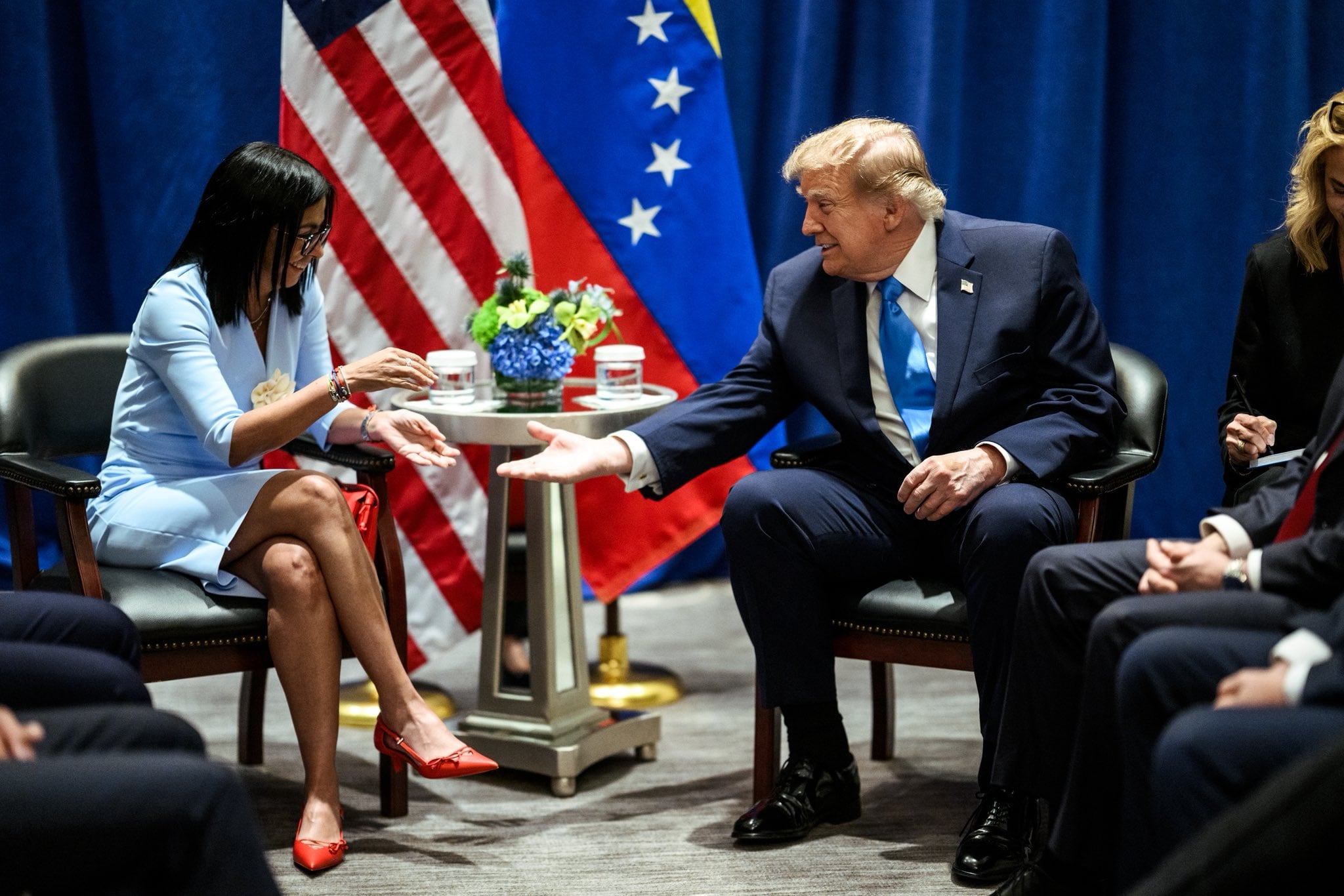 Encuentro entre la presidenta encargada de Venezuela, Delcy Rodríguez, y el presidente de Estados Unidos, Donald Trump.
(Foto:  Cortesía @ConElMazoDando )