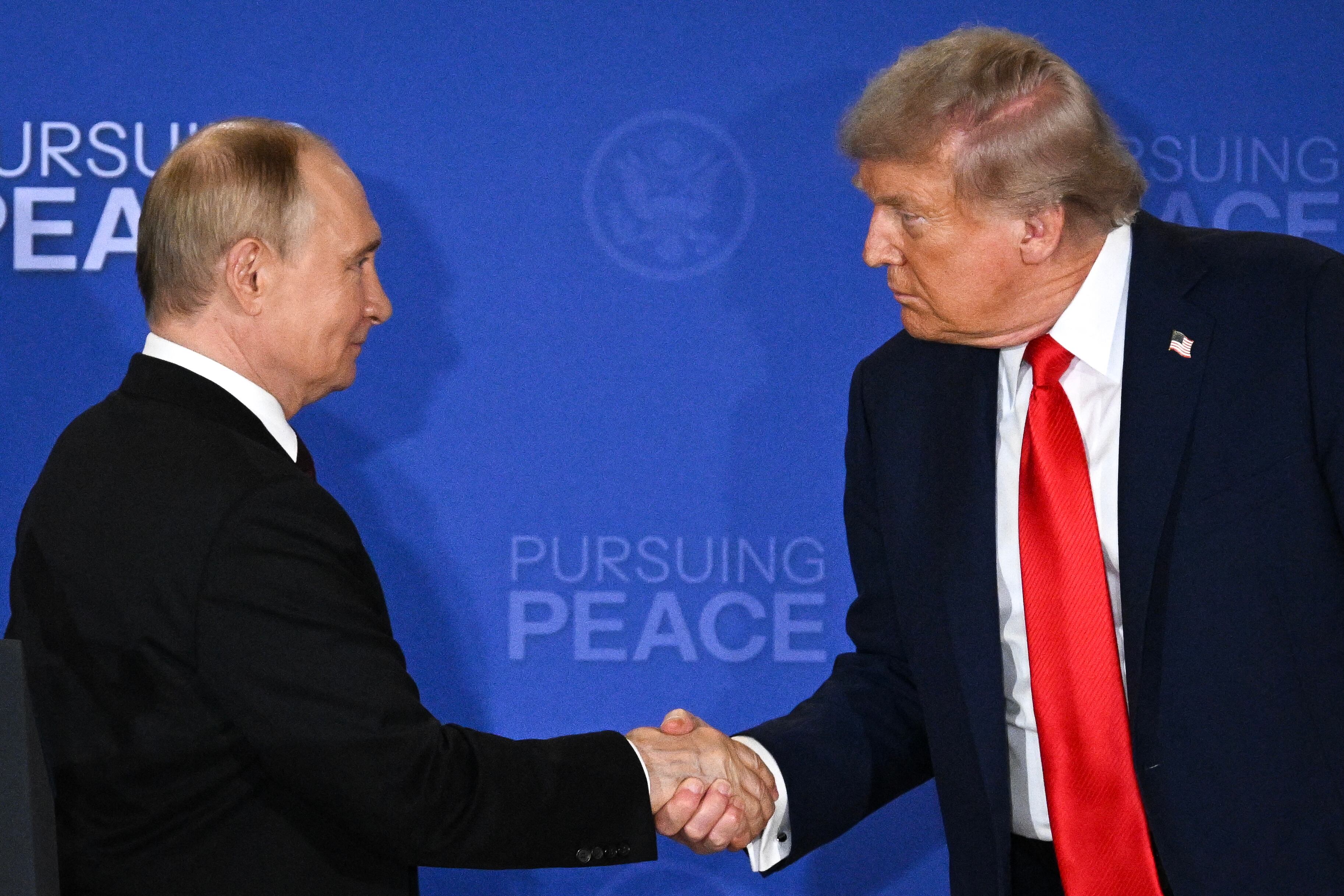 El presidente de EE. UU., Donald Trump, y el presidente de Rusia, Vladímir Putin, durante una rueda de prensa conjunta en la Base Conjunta Elmendorf-Richardson en Anchorage, Alaska, el 15 de agosto de 2025. 
(Foto:   Drew ANGERER / AFP)