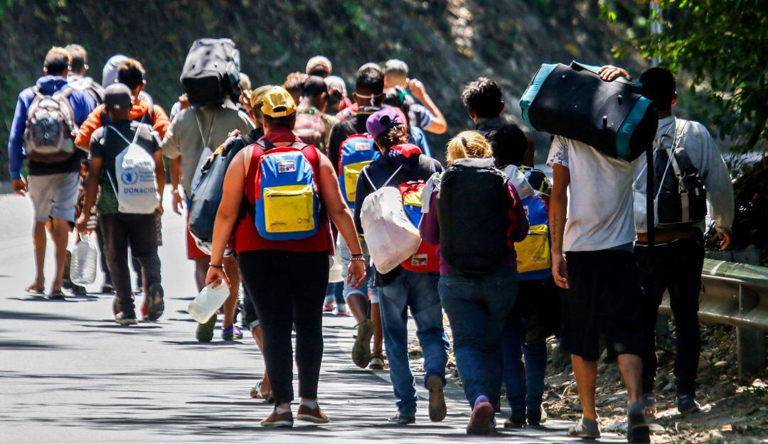 Migrantes venezolanos caminando por una vía en Cúcuta.