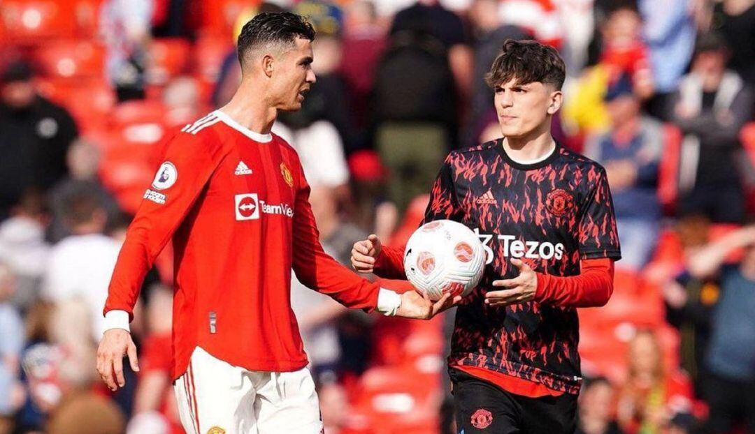 Cristiano Ronaldo y Alejandro Garnacho tras el juego entre Manchester United y Norwich